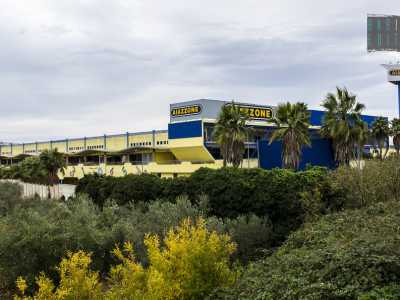 L'ex mobilificio visto da lontano: sulla destra svetta l'inconfondibile torre con l'insegna di Aiazzone